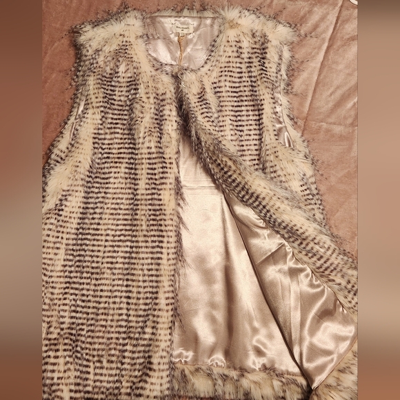 NWT- World Market Faux Fur Vest in Cream and Brown - Picture 2 of 7